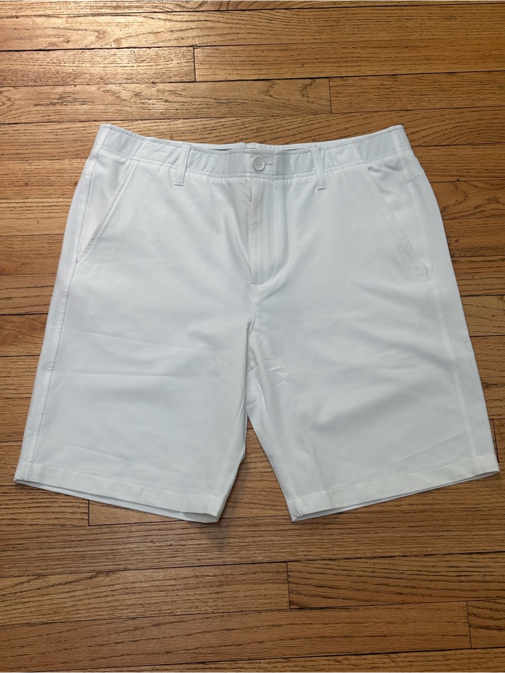 Under Armour Men’s solid white drive golf shorts 36
